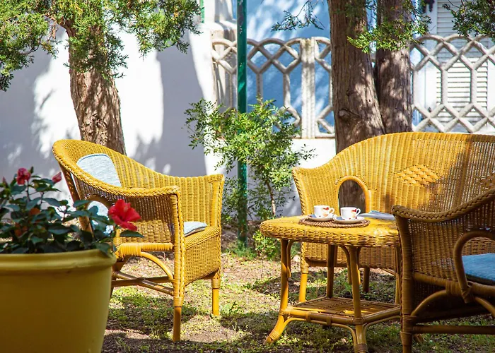 Salemi's Garden, Free Parking Iuns0217